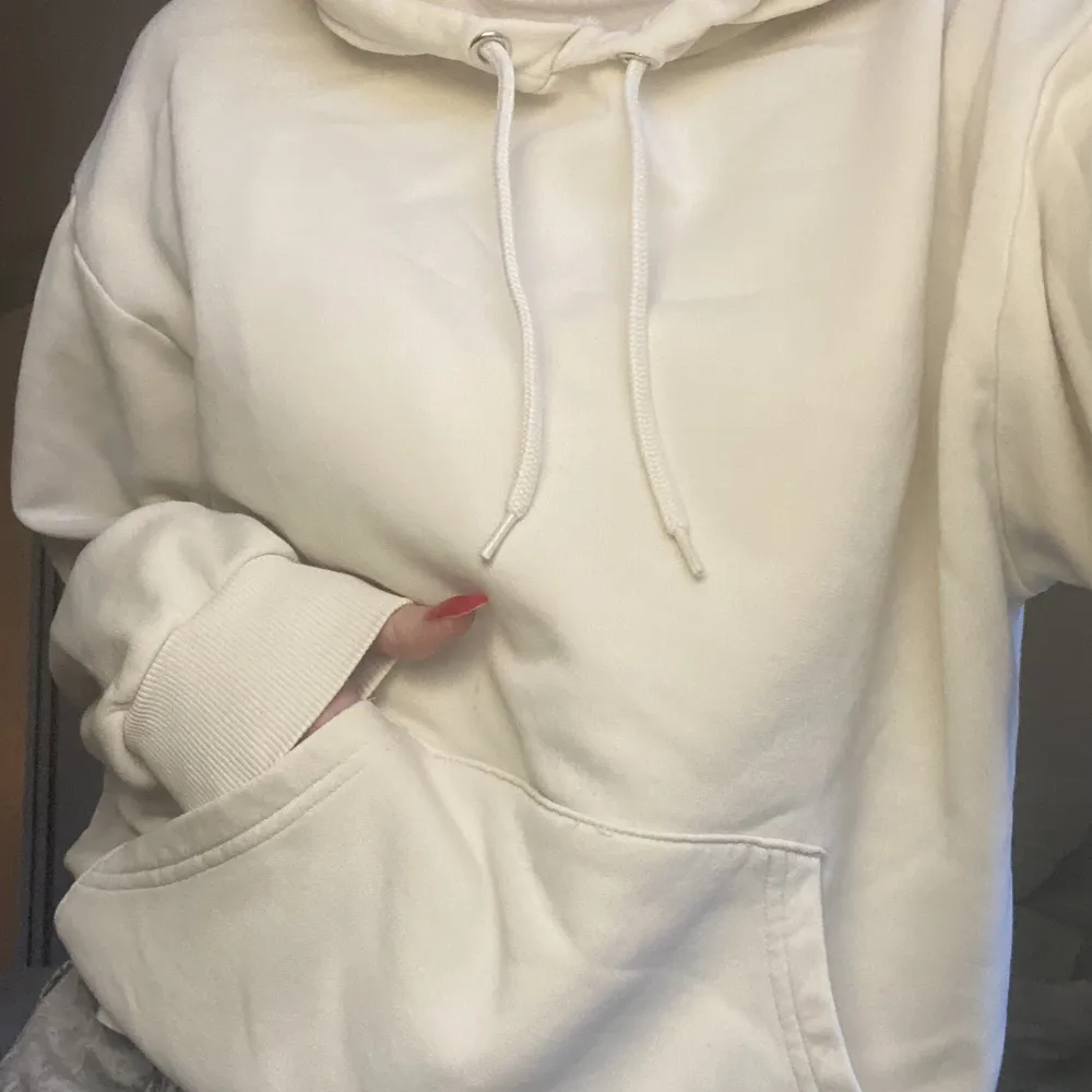 En krämvit hoodie från Monki i storlek XS. Köparen står för frakten, ca 60kr💖 Är alltid villig att diskutera pris☺️. Hoodies.