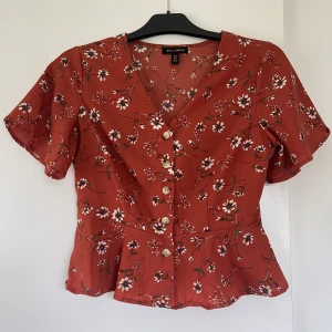 Sommartopp - Fin topp som bara är använd en gång. Säljer pga av inte min färg längre.