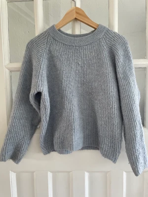 Ljusblå tröja - En ljusblå/grå stickad tröja från design by si. Kontakta för bilder på. Pris kan diskuteras! Kolla gärna in resten jag säljer🌼