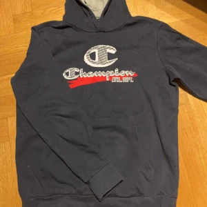 Blå/svart hoodie från champion  - Ganska använd ändå bra skick nypris ca 800 kr axelbredd 40 cm längd 55 cm 
