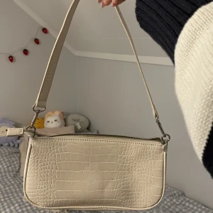 Vit Handväska 🤍 - Gullig väska från Zalando. Har använts några gånger. 🤍❣️