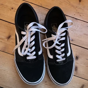 Vans - Sparsamt använda. Sulan har blivit något missfärgad. Bortsett från det syns inte användningen 