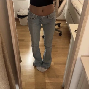 populära zara jeans - säljer dessa lågmidjade bootcut zara jeans i en såå fin ljus somrig färg! första två bilderna är lånade sista min egna ❤️