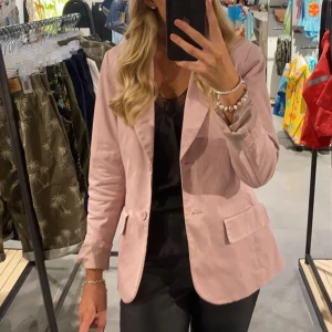 kavaj  - ett bra plagg att ha i garderoben! 🤍150 kr och då är den din 😚😝