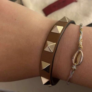 Rockstud Braclet - Säljer mitt nästan helt oanvända valentino armand!! Meddela för fler bilder. Armbandet är i gott skick. Pris kan diskuteras. 