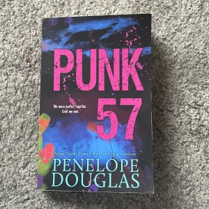 Bok - Bok skriven av Penelope Douglas. Har några defekter, där av priset(köpt för 231kr), men själva boken tycker jag va väldigt bra. Köparen står för frakten☺️