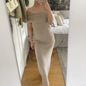 Klänning  - Så fin stickad klänning som är insydd i sidorna och på tyget över axlarna så den inte skall åka ner! 💓