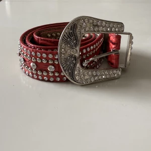 Rhinestone bälte - Säljer detta skitfeta bältet som jag köpte på loppis, då det inte kommer till användning längre. Som man ser på andra bilden har några stenar ramlat av, men det är inget man tänker på.