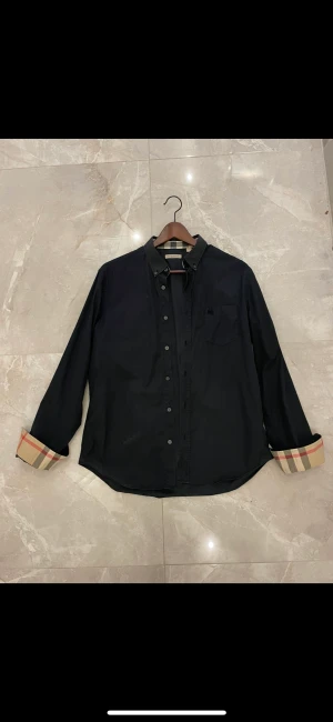 Burrbery skjorta - I använt skick, den är lite lite solbränt men inget man ser, självklart äkta. Kvitto medföljer