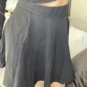 Kjol - Svart kjol från HM. För stor för mig.  Köpare står för frakt 