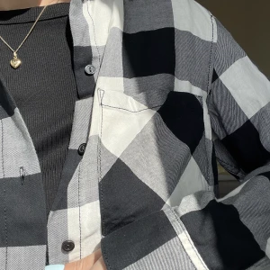 Rutig skjorta  - Rutig skjorta från HM - aldrig använd & prislappen kvar (149kr).  Köpare står för frakt 