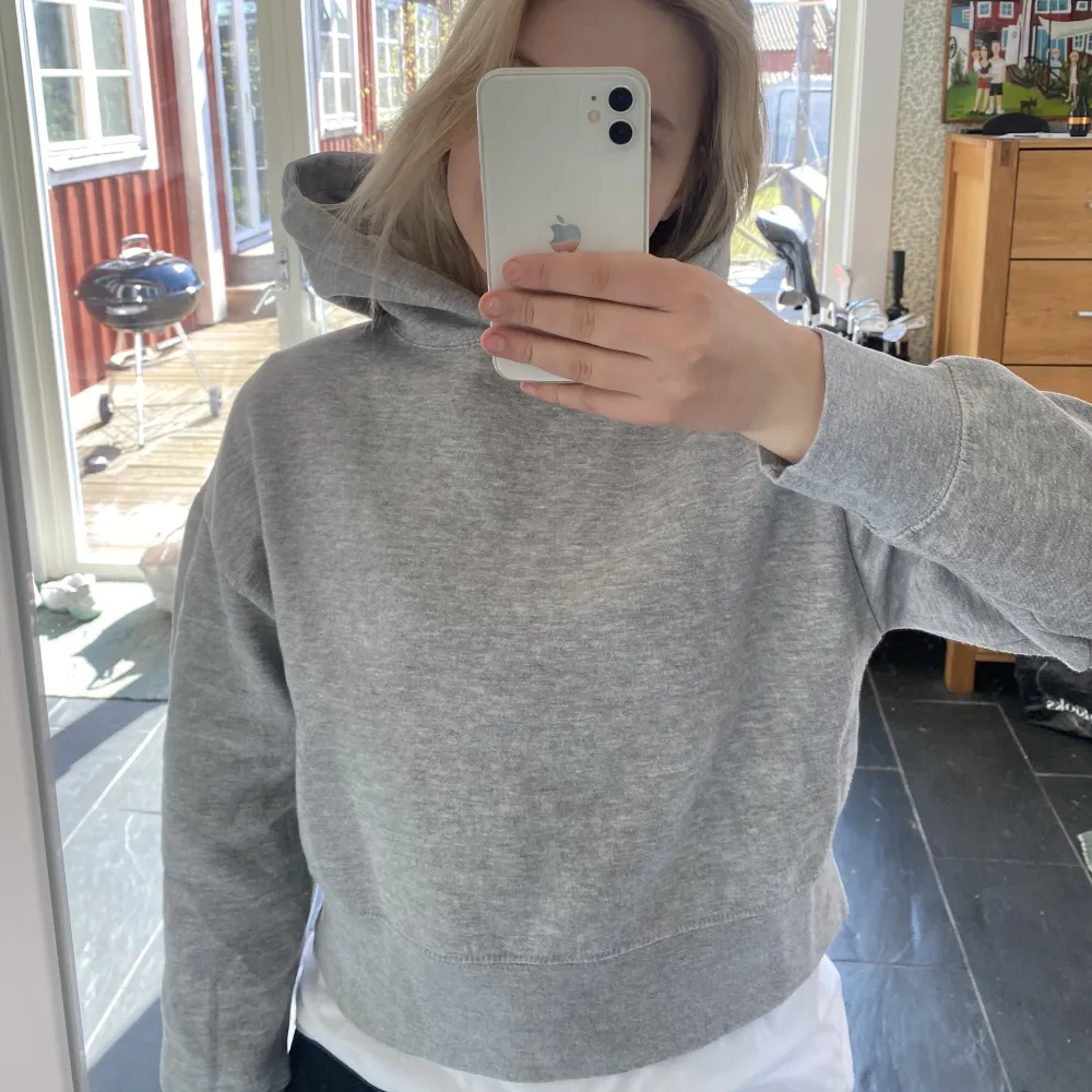 Grå hoodie från Zara i storlek M, sitter snyggt och lagom oversize på mig som vanligtvis bär S. Såså snygg och populär 😚😚. Hoodies.