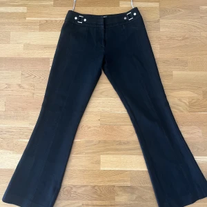 Low waist byxor - Ett par jättesköna lågmidjade byxor med spännen i midjan. Från Karen Millen i storlek S