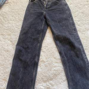 Säljer dessa jeans i en går urtvättad färg🤍jenasen är från asos och är low wasit🤍säljer då de inte kommer till användning länge, frakt tillkommer 