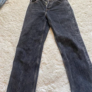 Jeans - Säljer dessa jeans i en går urtvättad färg🤍jenasen är från asos och är low wasit🤍säljer då de inte kommer till användning länge, frakt tillkommer 