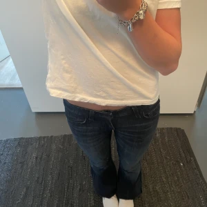 Lågmidjade jeans - Snygga jeans ifrån 7 for all markind. Lite små på mig så väljer att sälja. Är 165 och har själv klippt de lite kortare så dem ska passa. 