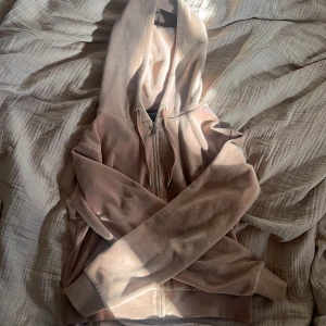 Karamell juicy tröja - Fin karamell färgad tröja! Nästan helt oanvänd 