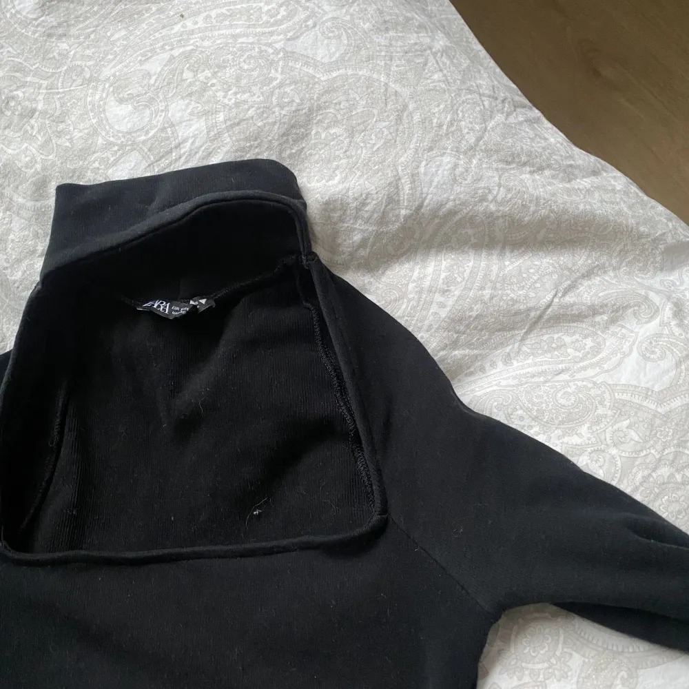 söt svart topp från Zara , (otvättad på bilderna ) säljer då jag ej får användning av den . Köpare står för frakt . Toppar.