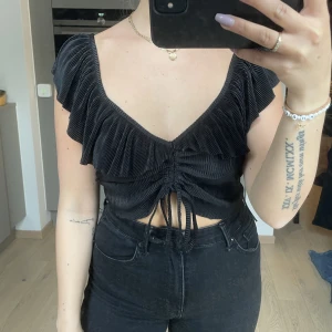 Topp med volanger, strl S - Super snygg topp från Zara med volanger och öppen rygg i strl S, den är använd 1 gång så den är som ny🥰 Man kan justera snörena vid bysten, vilket ni kan se i bild två. 