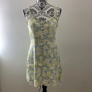 Sommarklänning  - Klänning som är köpt ifrån Zara för ungefär 2 år sedan. Använd runt 3-4 gånger under sommaren. Väldigt skön och är i bra skick. Passar bra som en skolavslutnings klänning!🌸☀️