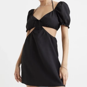 Klänning  - Oanvänd klänning från hm med lappen kvar, bandet runt halsen är borttaget 