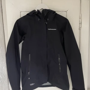 Peakperfomence skaljacka  - Märke: peak performance  Nypris: 2500  3 år gammal men använda enstaka gånger.  mycket bra skick! 