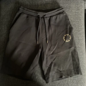 Hugo boss shorts - Säljer mina Hugo boss shorts. I väldigt bra skick och har knappt använts  Nypris: 1000kr