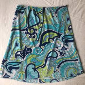 En skitcool 70-tals kjol. Jag köpte den second hand för att att använda som topp vilket fungerar lika bra! Den är second hand men väldigt bra skick!🫶🥰
