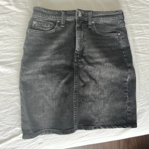 Svart kjol - Svart kort jeanskjol. Passar liten S eller xs