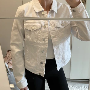 Vit jeansjacka  - Vit jeansjacka i storlek M. Använd ett fåtal gånger, som ny 🥰 Nyskick ☀️