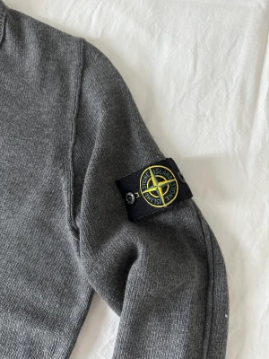 STONE ISLAND FLEECEWEAR - Nypris: 3 800kr Skick: 9/10 Storlek: XL  