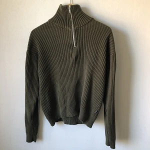 Tröja | Boomerang Stockholm - Oanvänd tröja, inte min stil och därför säljer jag. Tröjan är m och sitter lite loose på mig som är 181cm! Fler bilder kan skickas vid begäran. 