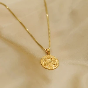 Guldhalsband med stjärntecken  - Helt oanvänt! Stjärntecknet vågen. Gjort av förgyllt silver (sterling silver med ett äkta guldlaget utanpå) Nypris 900kr!