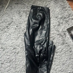 Skinn byxor - Säljer mina helt oanvända skinnbyxor. Väldigt strechiga i materialet.