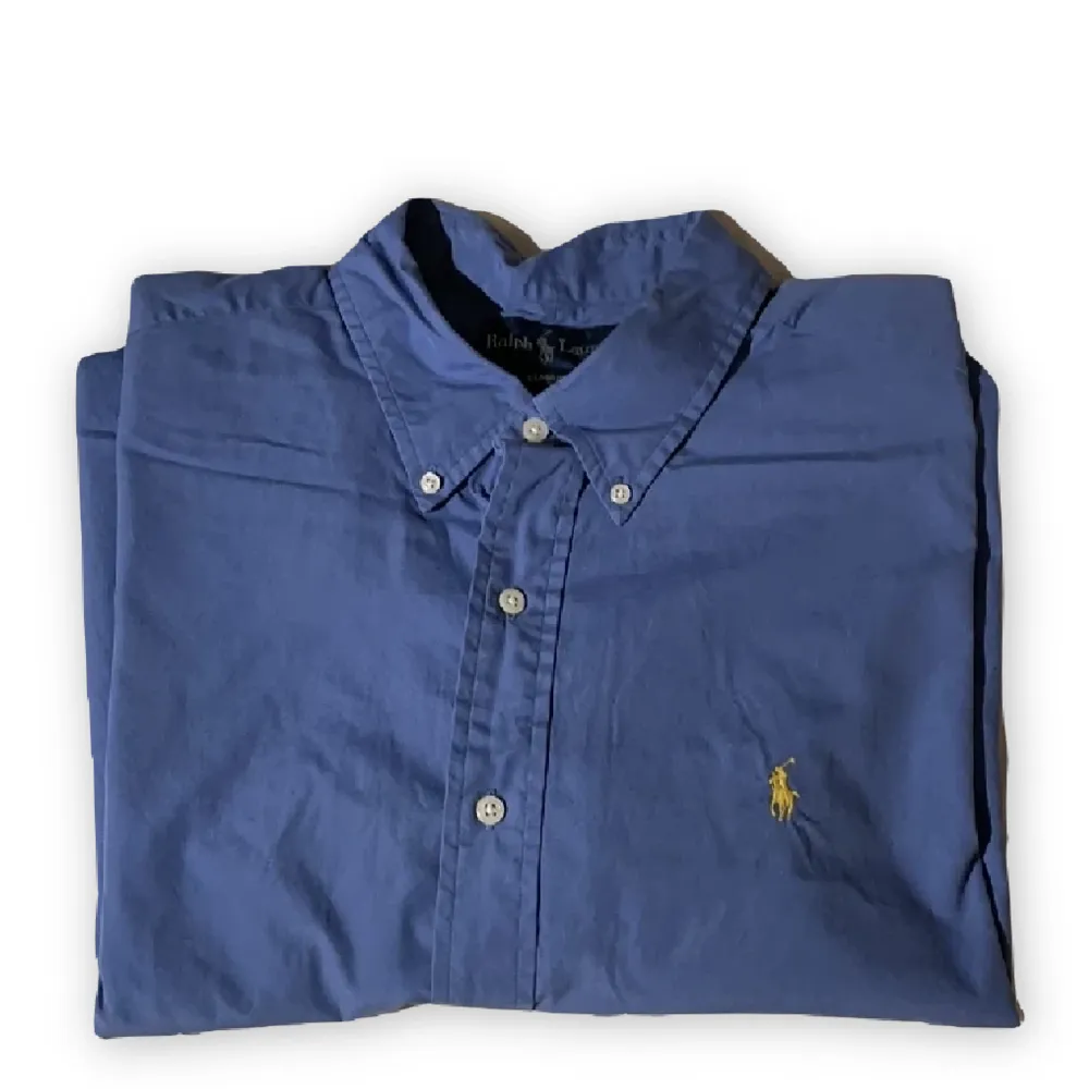 Blå Ralph Lauren skjorta, as snygg att använda som vanlig skjorta eller typ kofta över ett linne. Har en annan liknande skjorta så tänkte sälja av denna då ja ba använt den typ en gång, storlek XL . Skjortor.