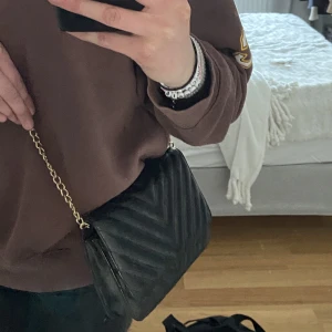 Svart handväska - En handväska i relativt gott skick. Den är köpt på Glitter för några år sedan men kommer inte längre till användning. Meddela kring frågor osv 🥰