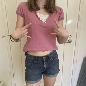 Jeansshorts - Jeansshorts som jag knappt använt, säljer för att de är för stora och att de inte kommit till användning. 🦋 Jag skulle säga att de är större än 36. Pris går att diskutera!