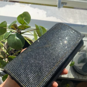 Balväska  - Använd en gång, så är i nyskick! Rymmer telefon och några små grejer till. 