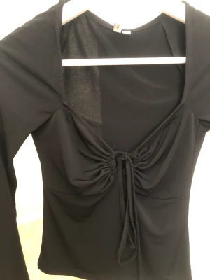 Nelly svart tröja - En svart tröja från Nelly och användt bara 1 gång! 