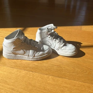 Air Jordan 1 mid - Säljer mina Jordans då dom inte kommer till andvändnin nytt pris 1449kr köpta här på plick men tidigar ägaren köpte från Nikes hemsida skriv vid fler bilder❤️