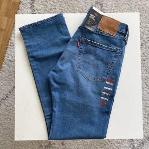 Levi’s 501 Herrjeans i nyskick med alla lappar på. Snäppet mjukare, tunnare och bekvämare i tyget än vanliga 501:or.  94% Bomull, 5% Polyester och 1% Elastan/Stretch. Midjemått: 39 cm Innerbenslängd: 78 cm