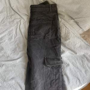 Svart gråa cargo jeans storlek 36. 170 kr inkl frakt 