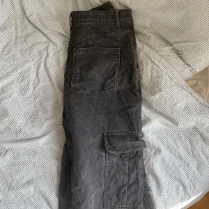 Caro jeans  - Svart gråa cargo jeans storlek 36. 170 kr inkl frakt 