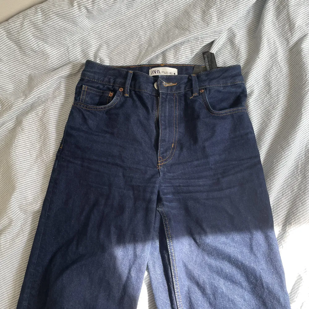 Mörkblåa jeans från zara storlek 34. Jag är 165 och de är perfekt långa på mig. 270kr inkl frakt . Jeans & Byxor.
