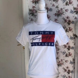 T-shirt - Vit Tommy hilfiger t-shirt med stort tryck 💕📨