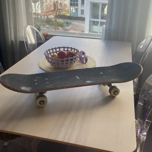 Revolution skateboard - Revolution skateboard Skick: 6/10 Längd: 68 cm Bredd: 18 cm