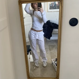 Linnebyxor  - Aldrig använda, linnebyxor från bonprix. Storlek 36 men passar 34 och 38 också. Säljs för 298kr (250kr+48kr frakt), men kan ändras till budgivning :) Paketet skickas via posten dvs i ett stort kuvert för enklare leverans 🚚 