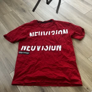 Röd t-shirt med vitt tryck  - Röd t-shirt med vitt tryck 