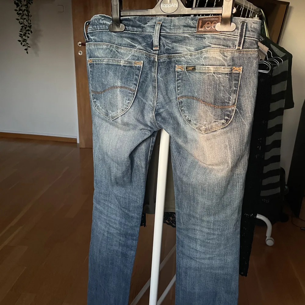 Säljer ett par super snygga straight lee jeans som är vintage och i väldigt bra skick! 💗. Jeans & Byxor.