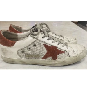 Golden Goose sneakers - Säljer mina Golden Goose sneakers i andvändt skick. Kommer inte längre till andvändning. Hör av er för flera bilder  Box medkommer.